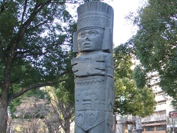 8 トゥーラの戦士像（1978年寄贈）