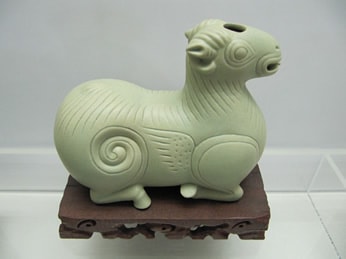 陶製の羊の置物