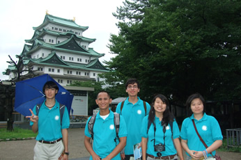 名古屋城を見学する交歓高校生と引率者