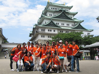 名古屋城を見学する生徒たち