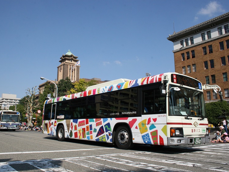 市内を走行するトリノラッピングバス