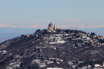 丘陵地区とスペルガ聖堂