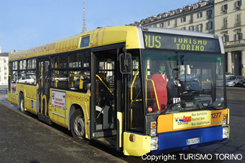 トリノ市内を走るバス